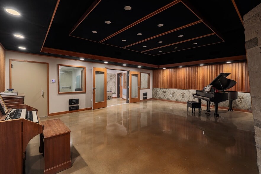 More Photos Of 2205 E 12th St, Austin Movie Radio TVStudio For Sale