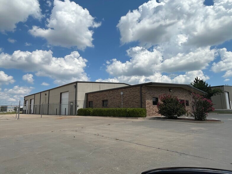 More Photos Of 3140 Melcat Dr, Oklahoma City Warehouse For Lease