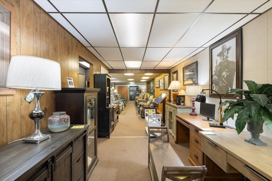 More Photos Of 816 NW 4th St, Grand Rapids General Retail For Sale