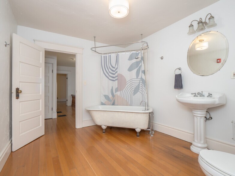 More Photos Of 317 NE Sacramento St, Portland Office For Sale