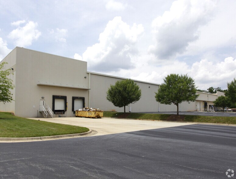 More Photos Of 3900 N Commerce Dr, Atlanta Warehouse For Lease