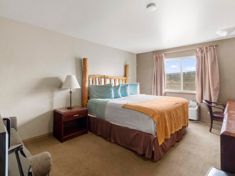 More Photos Of 1806 E Cedar Ave, Rawlins Hotel For Sale