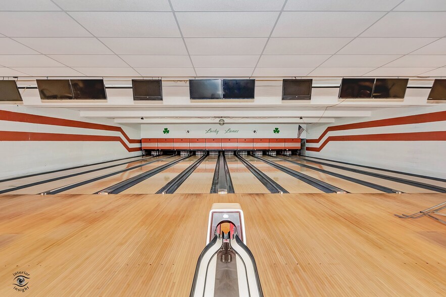 More Photos Of 405 NW Greely Ave, Iroquois Sports And Entertainment For Sale