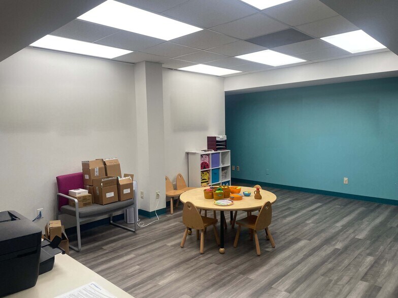 More Photos Of 1305 S Key Ave, Lampasas Office For Sale