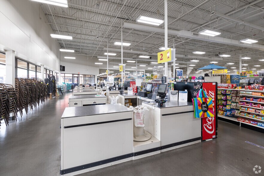 More Photos Of 109-297 N Seven Oaks Dr, Knoxville Freestanding For Lease