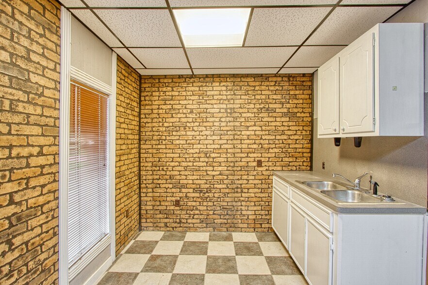 More Photos Of 11815 Misty Dr, Houston Light Manufacturing For Sale