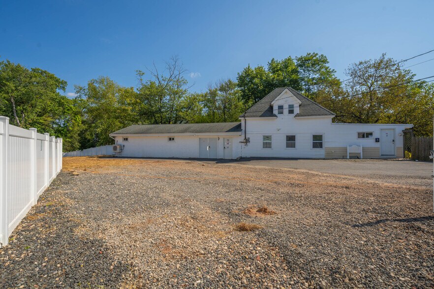 More Photos Of 40 Amboy Rd, Old Bridge Flex For Sale