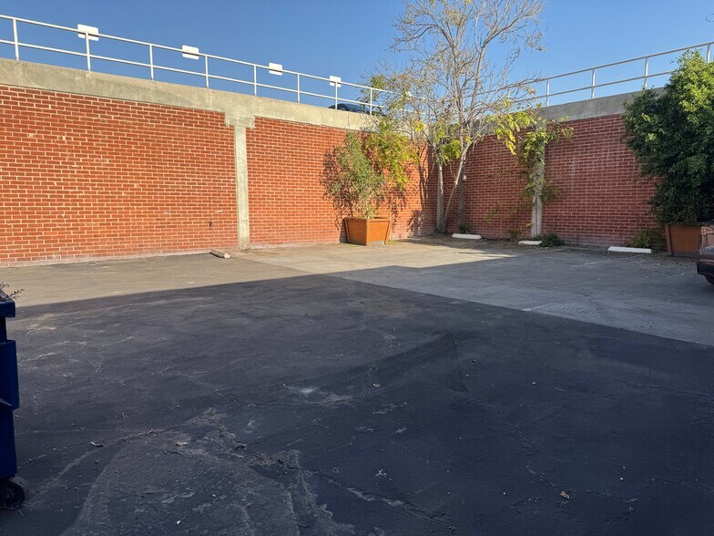 More Photos Of 1728 Maple Ave, Los Angeles Warehouse For Lease
