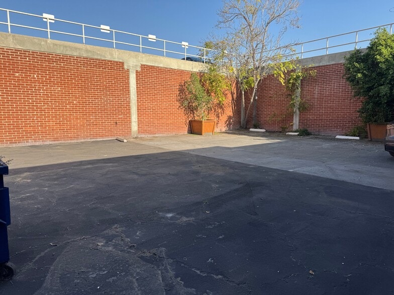 More Photos Of 1728 Maple Ave, Los Angeles Warehouse For Lease