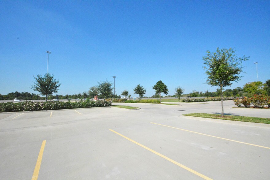More Photos Of 8955 South Fwy, Houston Schools For Lease