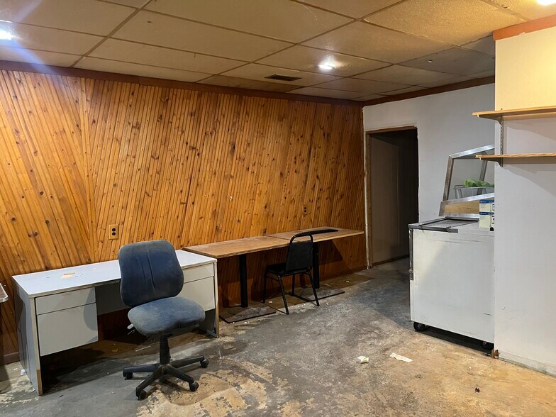 More Photos Of 234 N Main St, Monticello Specialty For Sale