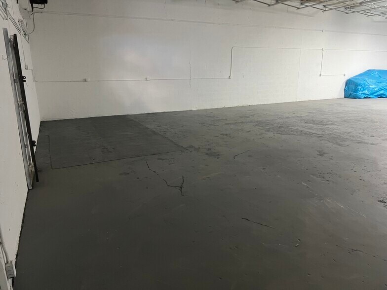 More Photos Of 683 W 26th St, Hialeah Service For Sale