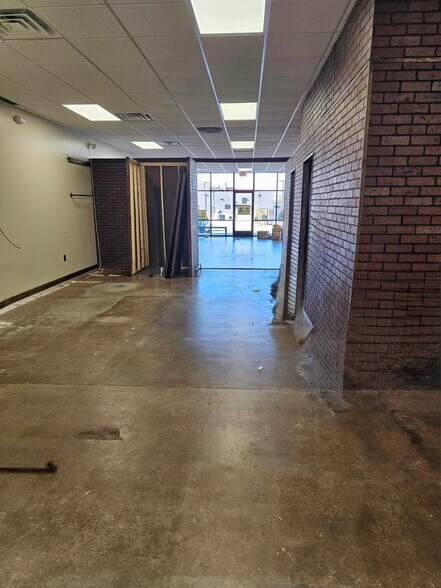 More Photos Of 11823 Memorial Pky, Huntsville Storefront Retail Office For Lease