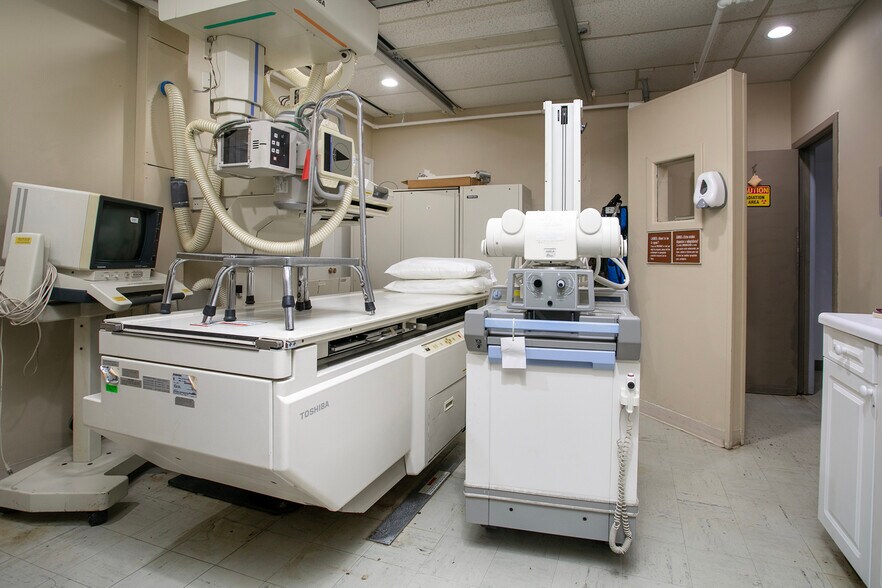 More Photos Of 707 N Waldrip St, Grand Saline Hospital For Lease