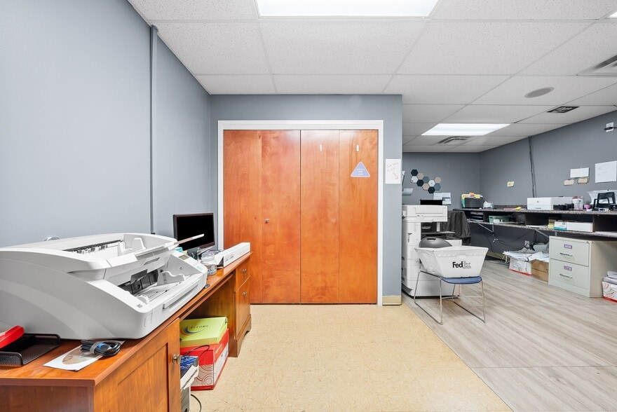 More Photos Of 112 Center Ct, Clarksville Office Residential For Sale