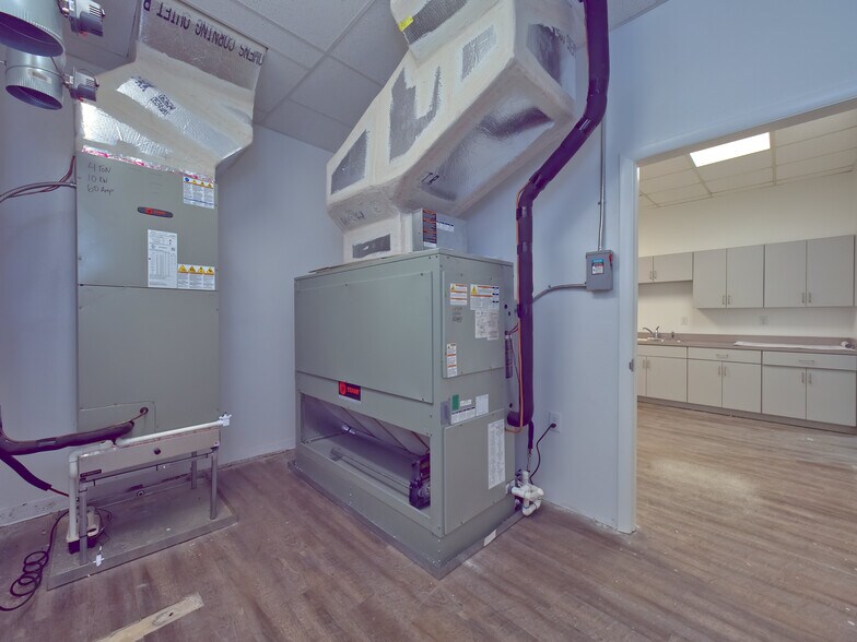 More Photos Of 18 S Main St, Brooksville Office For Lease