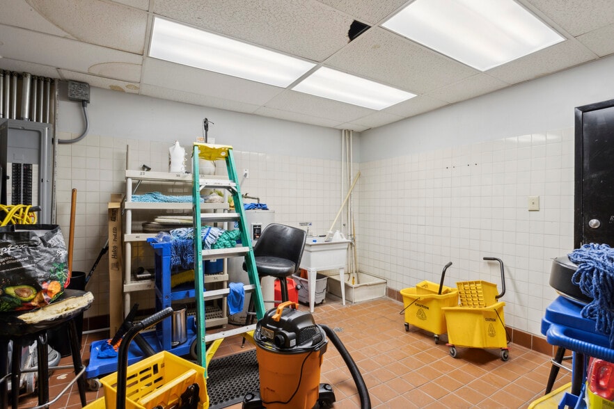 More Photos Of 1900 S Christopher Columbus Blvd, Philadelphia Freestanding For Sale