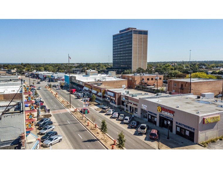 More Photos Of 220 W Jefferson Blvd, Dallas Storefront Retail Office For Lease