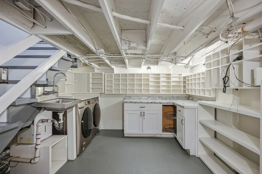 More Photos Of 16 E Main St, Richmond Storefront Retail Office For Lease