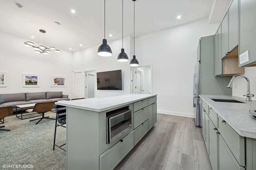 More Photos Of 915 N Milwaukee Ave, Libertyville Office For Sale