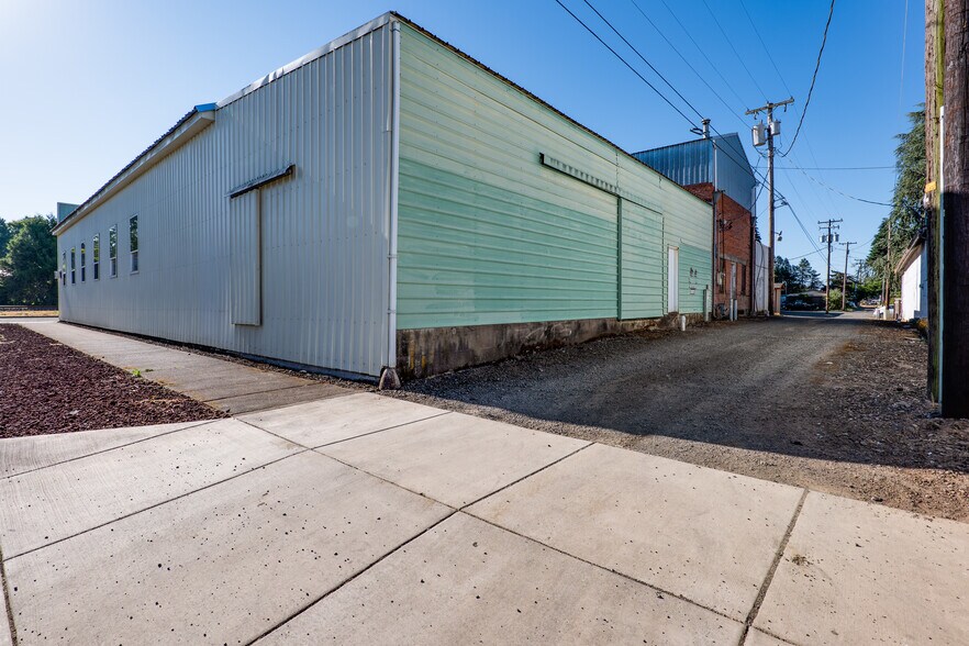 More Photos Of 489 Front St, Junction City Warehouse For Sale