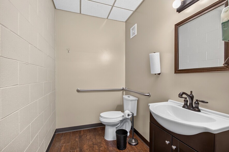 More Photos Of 5240 Cleveland Ave, Wooster Flex For Sale