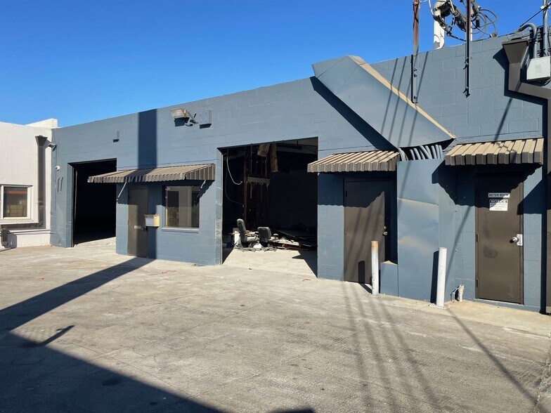 More Photos Of 10835-10845 Vanowen St, North Hollywood Warehouse For Lease
