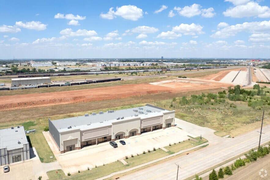 More Photos Of 9345 S Eastern Ave, Moore Warehouse For Lease