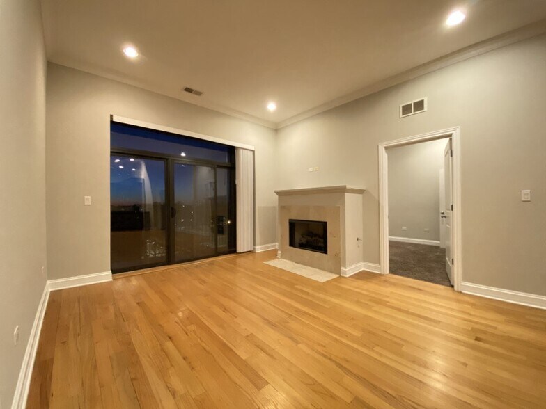 More Photos Of 4651 N Greenview Ave, Chicago Apartments For Lease