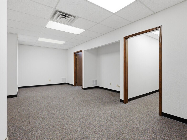 More Photos Of 1006 N Bowen Rd, Arlington Office For Lease