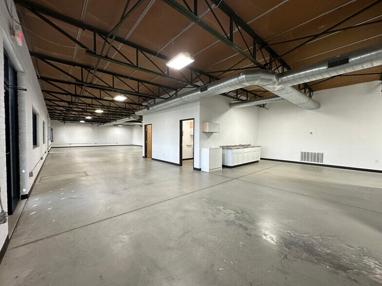More Photos Of 845 Regal Row, Dallas Warehouse For Lease