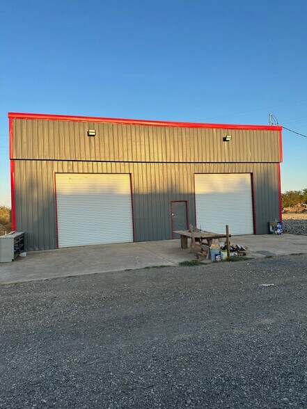 More Photos Of 828 E 13th, Atoka Warehouse For Lease