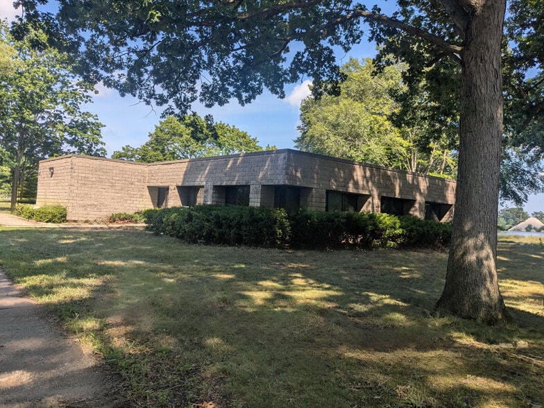 Primary Photo Of 2526 Bypass Rd, Elkhart Office For Lease