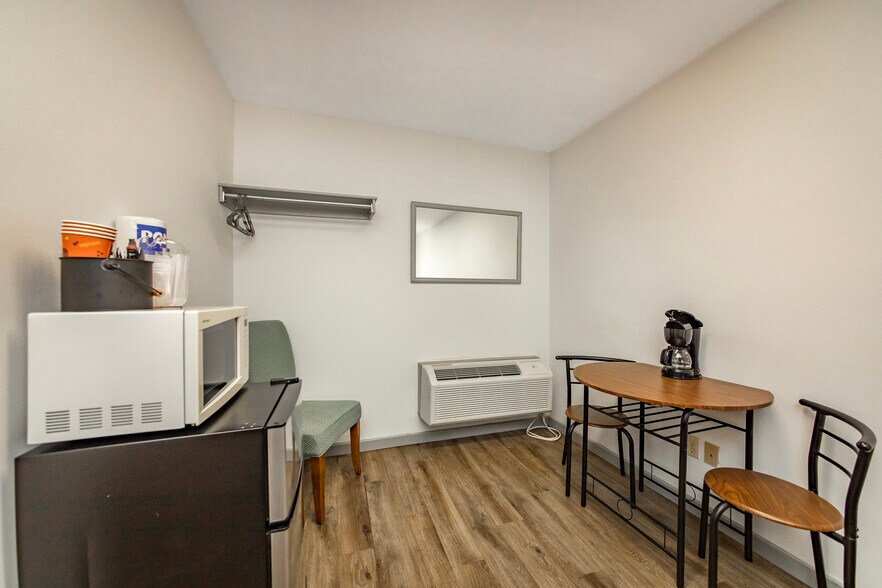 More Photos Of 8546 Edgemont Rd, Greers Ferry Hotel For Sale