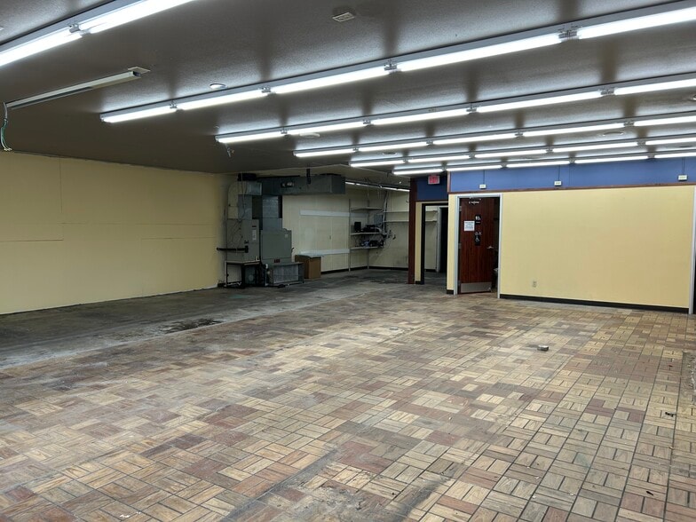 More Photos Of 1636 W 4th St, Waterloo Convenience Store For Sale