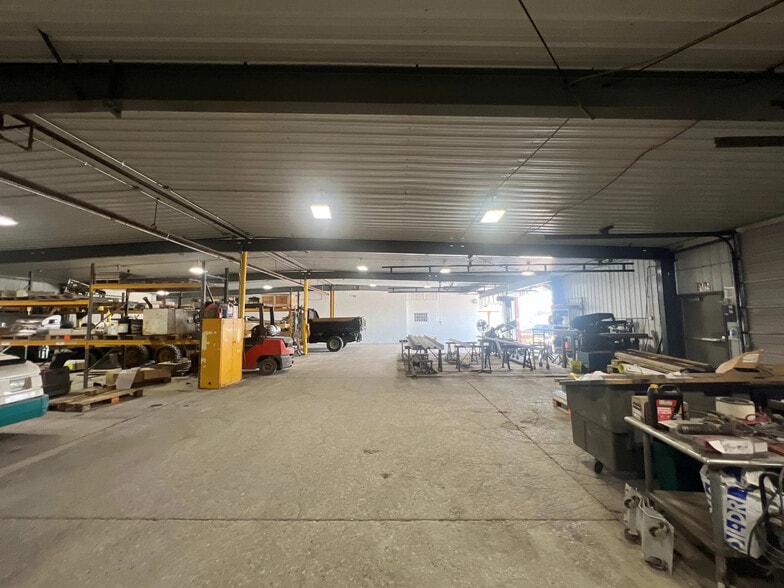 More Photos Of 205 35th St, Bettendorf Warehouse For Lease