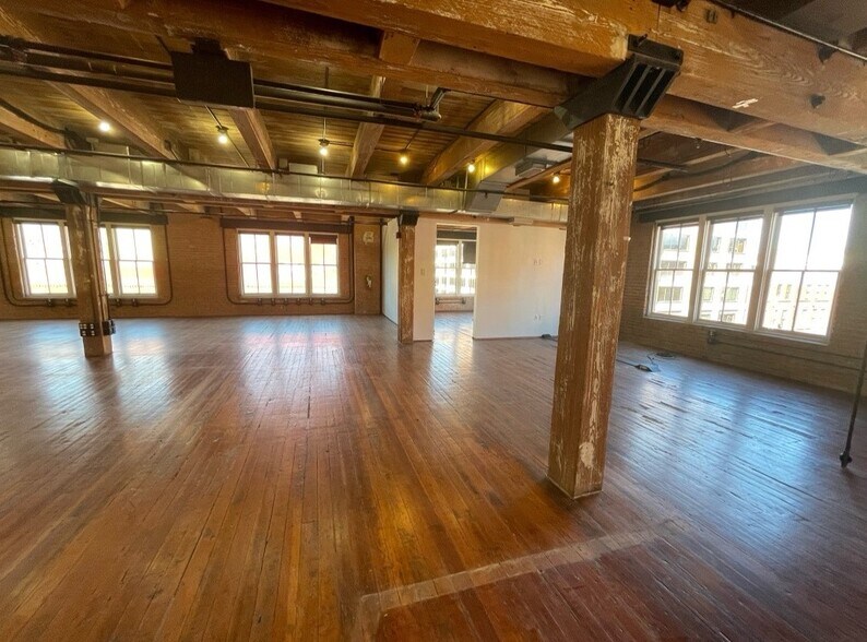 More Photos Of 208 N Market St, Dallas Office For Lease