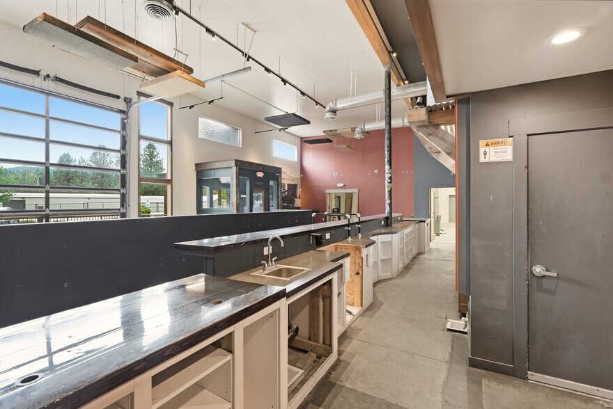 More Photos Of 4110 S Bowdish Rd, Spokane Light Distribution For Sale