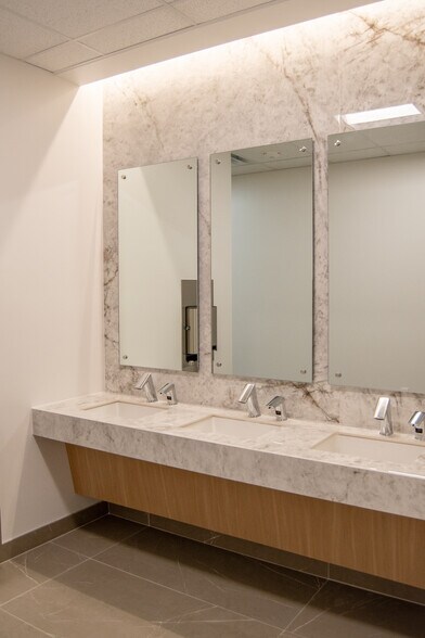 More Photos Of 1801 Wittington Pl, Farmers Branch Office For Lease