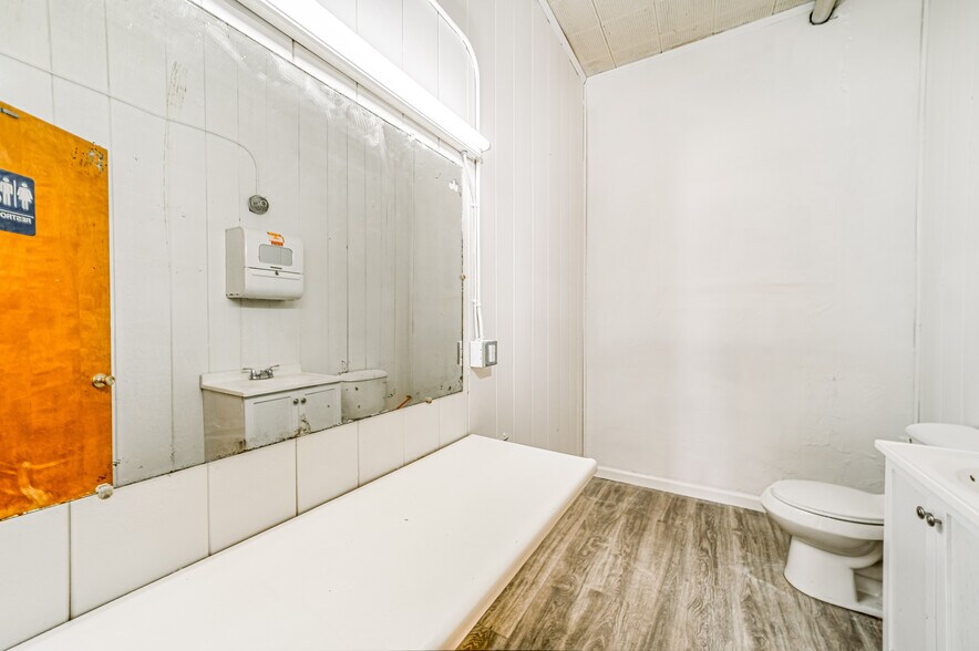 More Photos Of 1003 E Jackson Blvd, Jonesborough General Retail For Sale