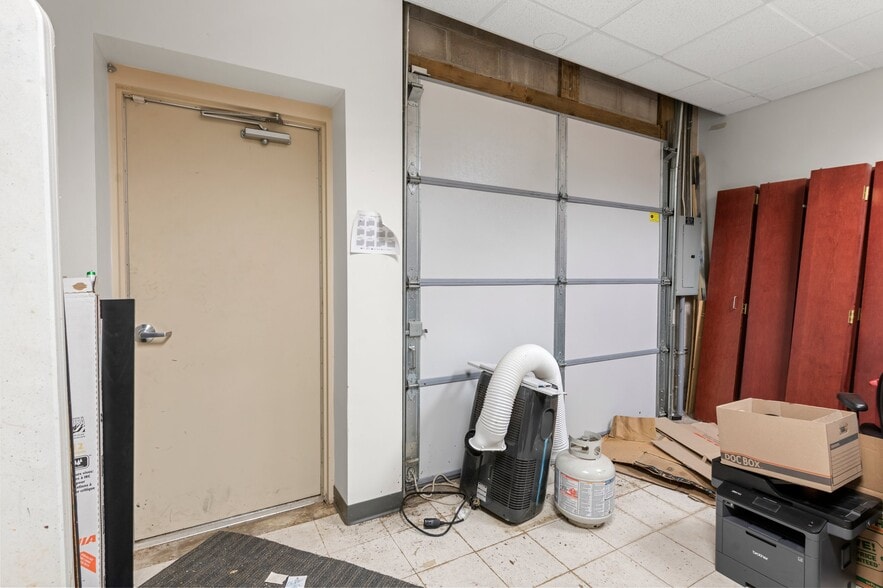 More Photos Of 501-617 Travelers Trl, Burnsville Research And Development For Lease