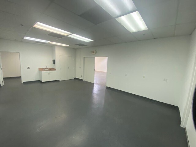 More Photos Of 13539 Desmond St, Pacoima Manufacturing For Lease