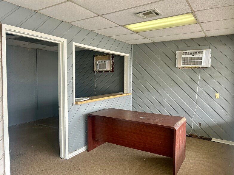 More Photos Of 201 S McQuarrie Ave, Wagoner Flex For Sale