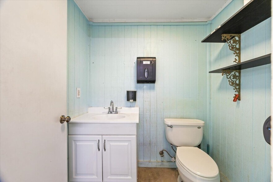 More Photos Of 918 10th St, Floresville Land For Lease