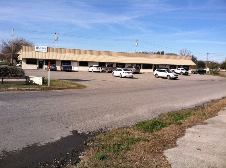 Primary Photo Of 300-310 Margaret Ln, Del Rio Medical For Lease