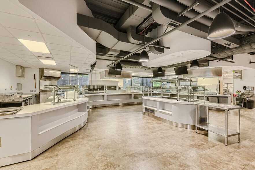 More Photos Of 75 Tri State International, Lincolnshire Office For Lease