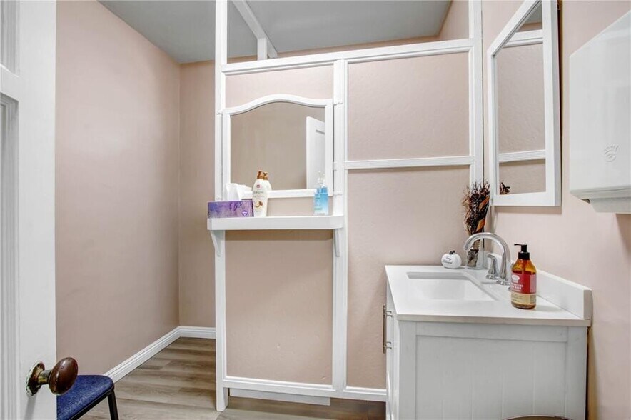 More Photos Of 724 S Glenoaks Blvd, Burbank Specialty For Sale