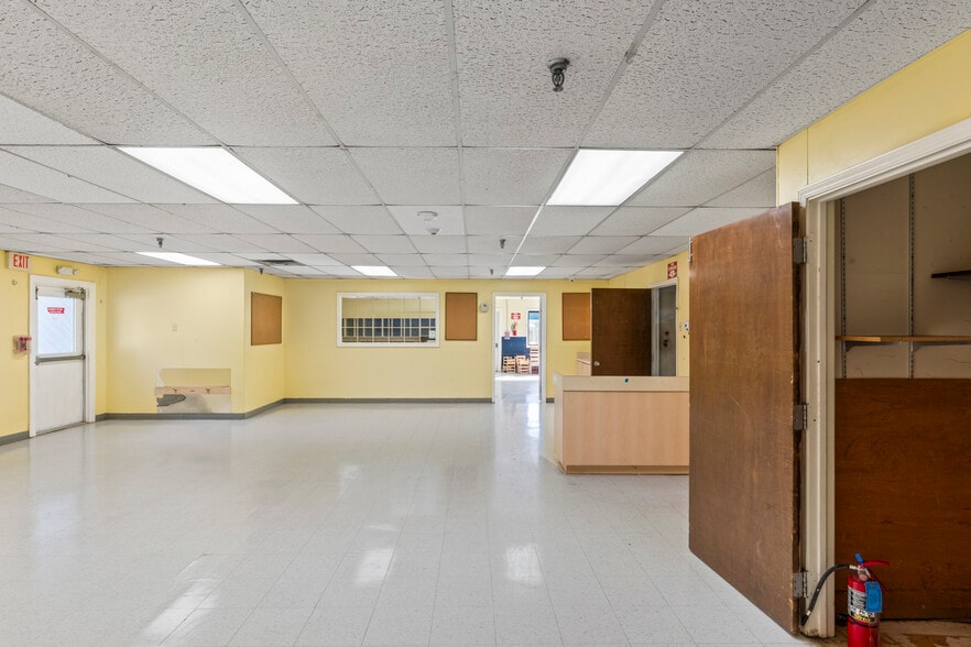 More Photos Of 211 Edds Ln, Sterling Schools For Lease