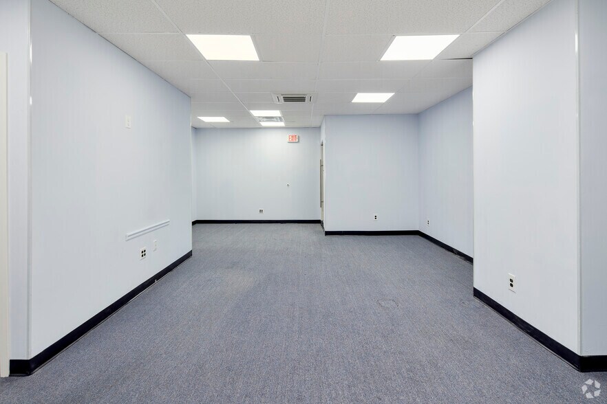 More Photos Of 205 S Whiting St, Alexandria Medical For Lease