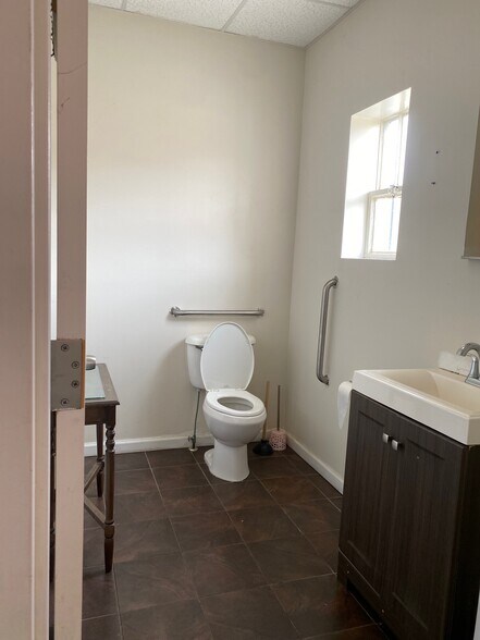 More Photos Of 704 Walt Whitman Rd, Melville Freestanding For Lease